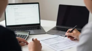Księgowość online czy biuro rachunkowe – dwa różne modele współpracy