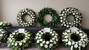 Kwiaty na pogrzeb – wieniec, wiązanka i prostsze formy pożegnania